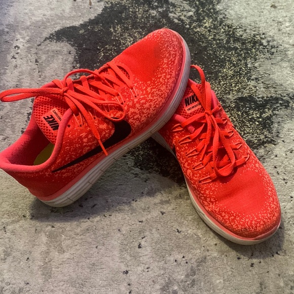 Nike Shoes - Nike Free Runs